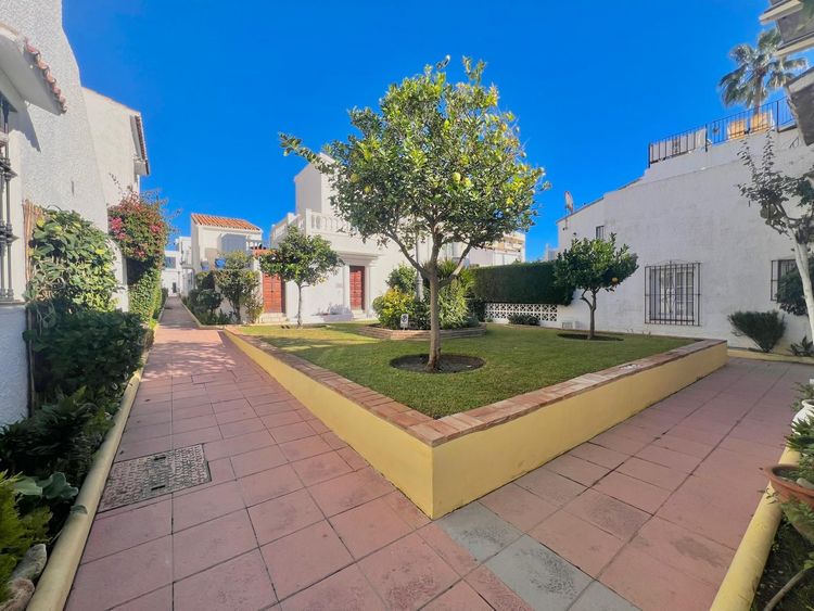 House | Resale in Estepona in Estepona, Costa del Sol - Photo 4