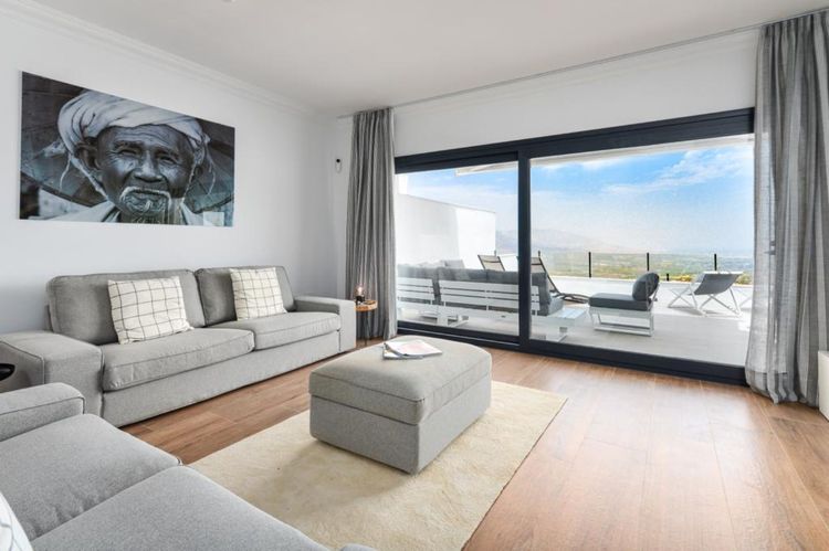 House | Resale in Elviria in Elviria, Costa del Sol - Photo 3