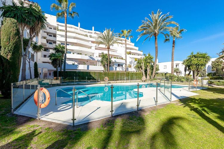 Apartment | Resale in Nueva Andalucía in Nueva Andalucía Others, Costa del Sol - Photo 3