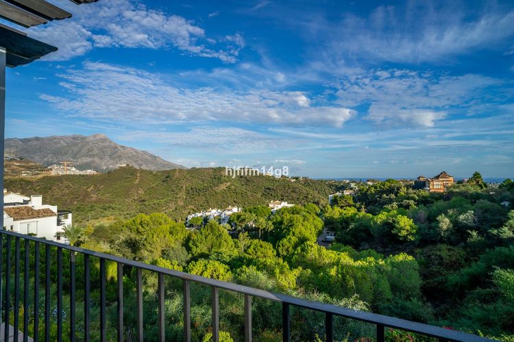 Apartment | Resale in Benahavís in Benahavís, Costa del Sol - Photo 2