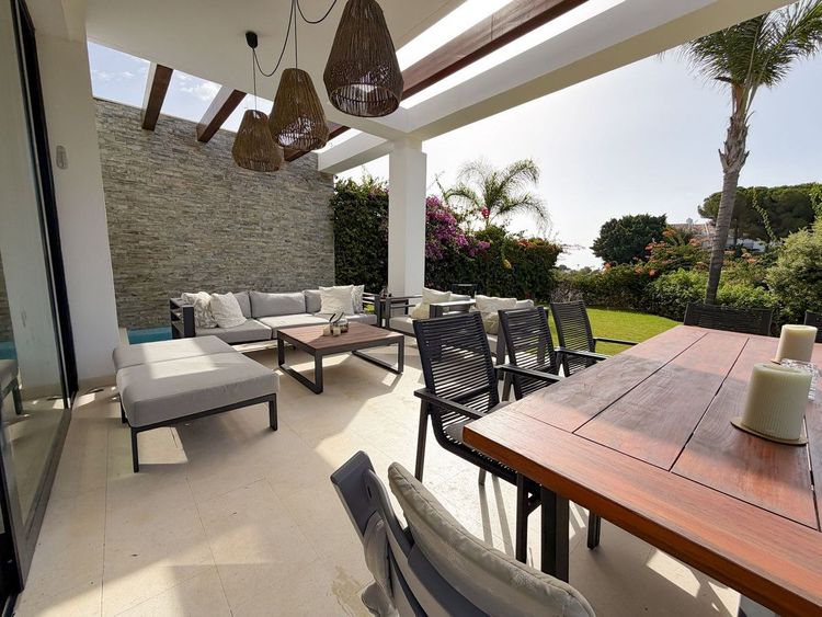 House | Resale in Cabopino in Cabopino, Costa del Sol - Photo 4