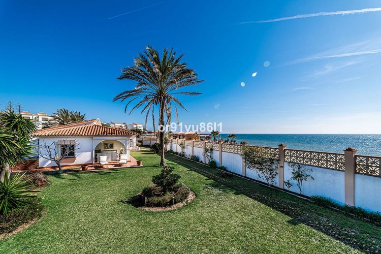 House | Resale in Elviria in Elviria, Costa del Sol - Photo 3