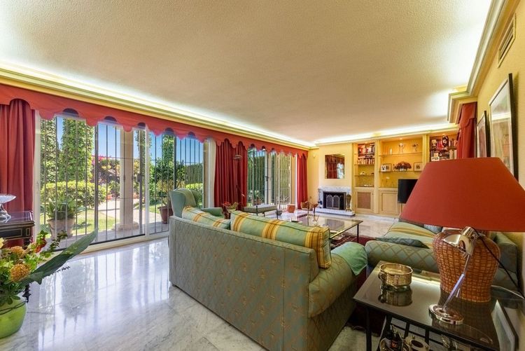 House | Resale in Atalaya in Atalaya, Costa del Sol - Photo 3