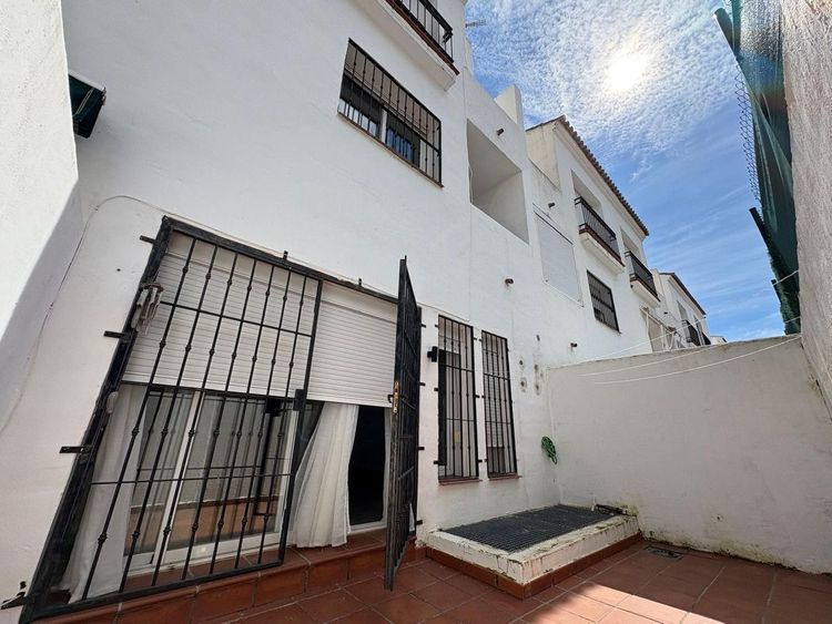 House | Resale in Estepona in Estepona, Costa del Sol - Photo 5