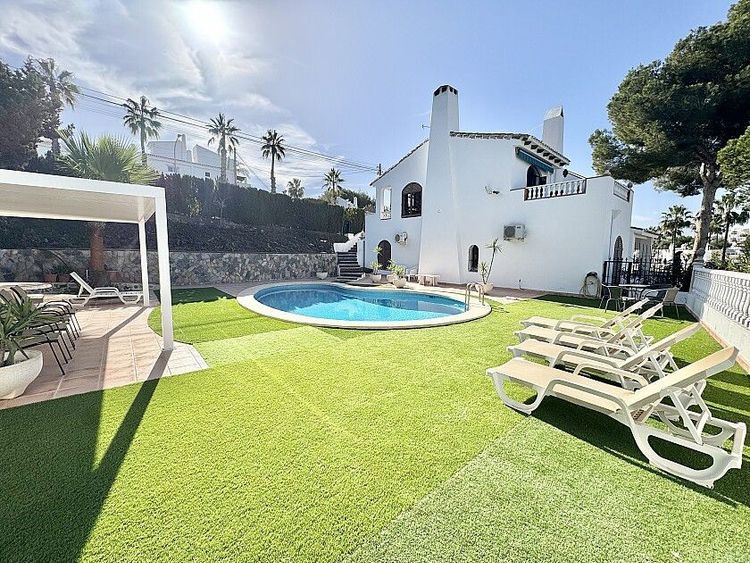 House | Resale in Villamartin in Villamartin, Costa Blanca - Photo 2