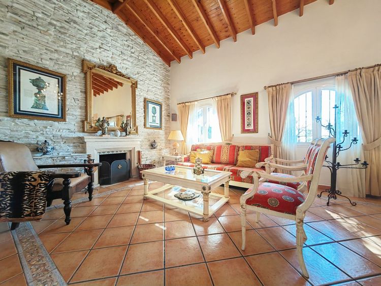 House | Resale in Marbesa in Marbesa, Costa del Sol - Photo 2