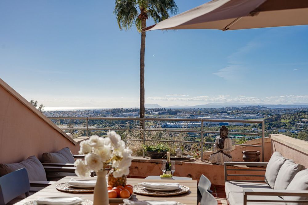 Apartment | Resale in Nueva Andalucía in Nueva Andalucía, Costa del Sol - Main property photo