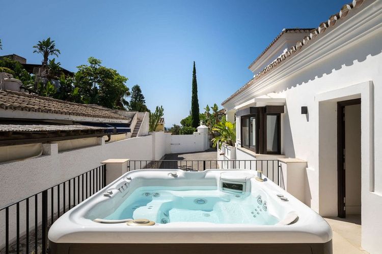 DetachedHouse in Marbesa in Marbesa, Marbella East, Costa del Sol - Photo 5