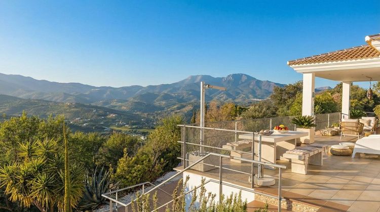 House | Resale in Guaro in Guaro, Costa del Sol - Photo 2