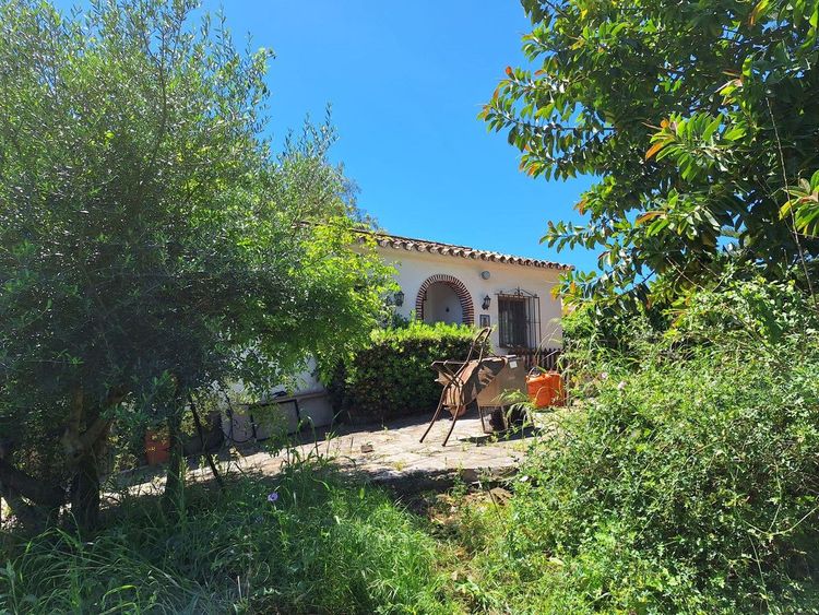 House | Resale in Estepona in Estepona, Costa del Sol - Photo 3