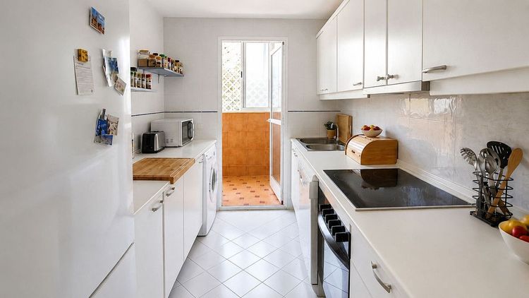 Apartment | Resale in New Golden Mile in New Golden Mile, Estepona East Others, Costa del Sol - Photo 3