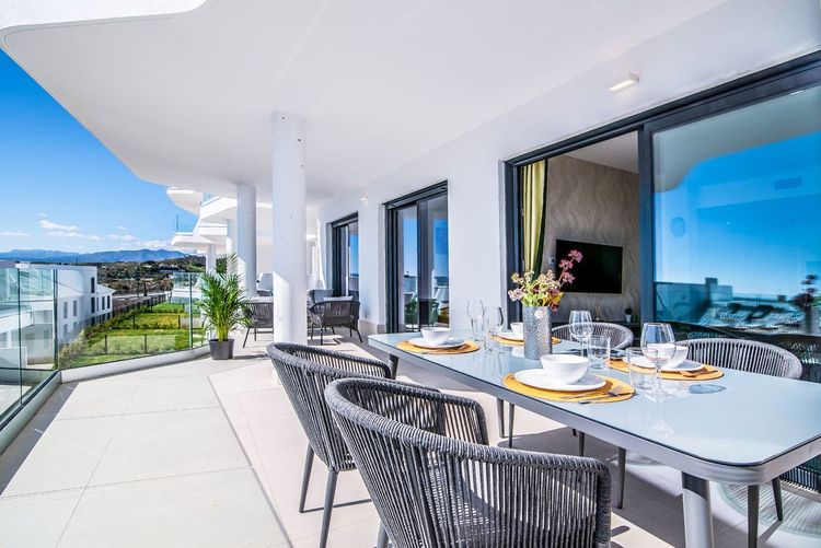 Apartment | Resale in Fuengirola in Fuengirola Others, Costa del Sol - Photo 2