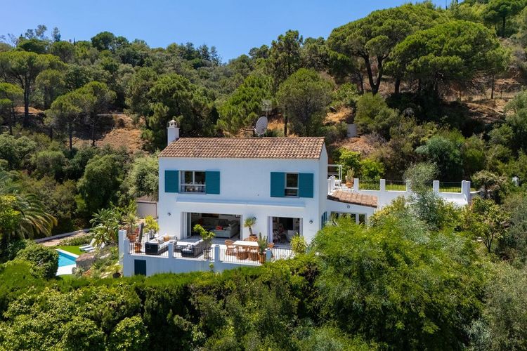 House | Resale in El Madroñal in El Madroñal, Costa del Sol - Photo 2