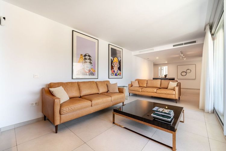Apartment | Resale in Elviria in Elviria, Costa del Sol - Photo 3