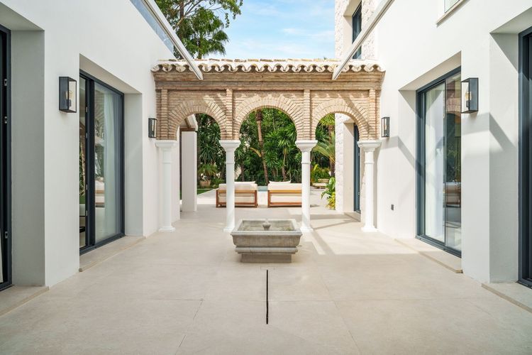 House | Resale in Nueva Andalucía in Nueva Andalucía Others, Costa del Sol - Photo 5