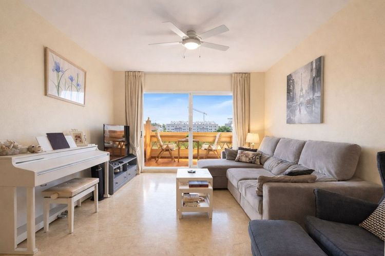 Apartment | Resale in El Faro in El Faro, Costa del Sol - Photo 2