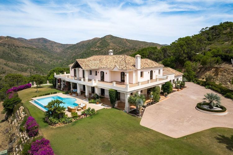 House | Resale in Estepona in Estepona, Costa del Sol - Photo 4