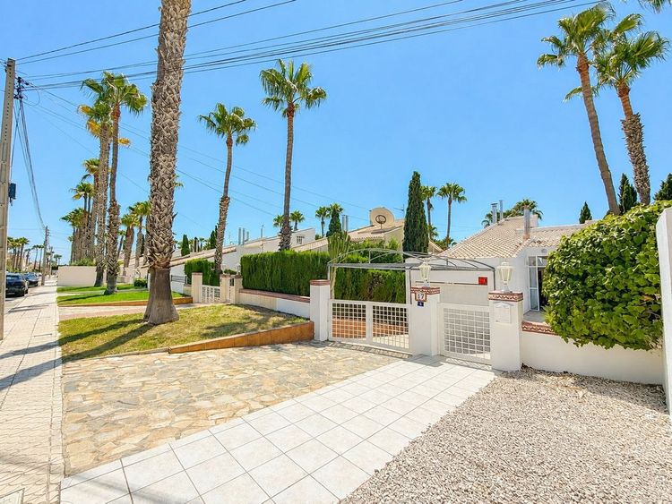House | Resale in Villamartin in Villamartin, Costa Blanca - Photo 2