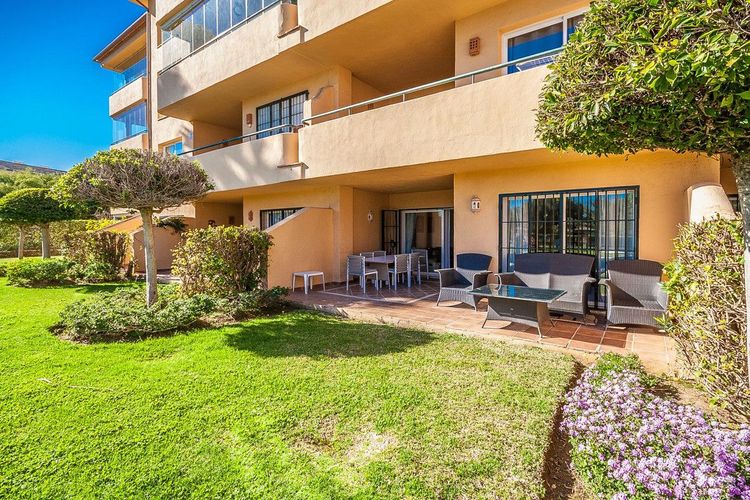 Apartment | Resale in Elviria in Elviria, Costa del Sol - Photo 2