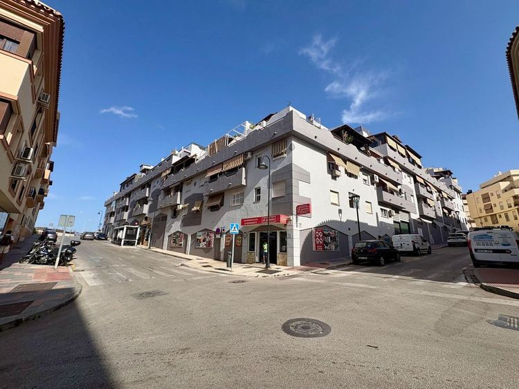 Apartment | Resale in Las Lagunas in Las Lagunas, Costa del Sol - Photo 4