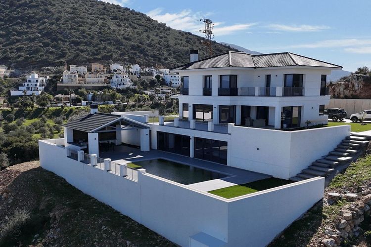 House | Resale in Coín in Coín, Costa del Sol - Photo 2