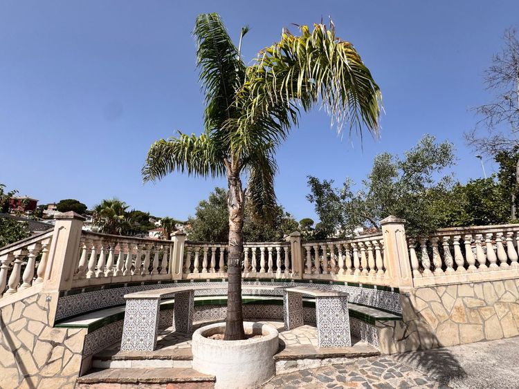 listing card gallery