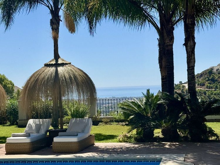 House | Resale in El Madroñal in El Madroñal, Costa del Sol - Photo 2