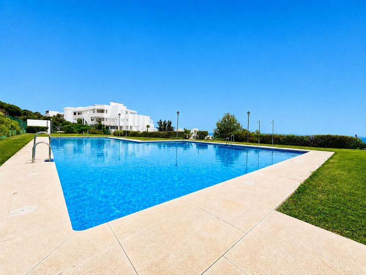 Apartment | Resale in Benalmadena in Benalmadena Others, Costa del Sol - Photo 2