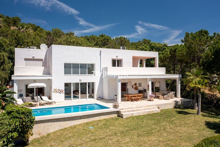 House | Resale in Estepona in Estepona, Costa del Sol - Photo 4