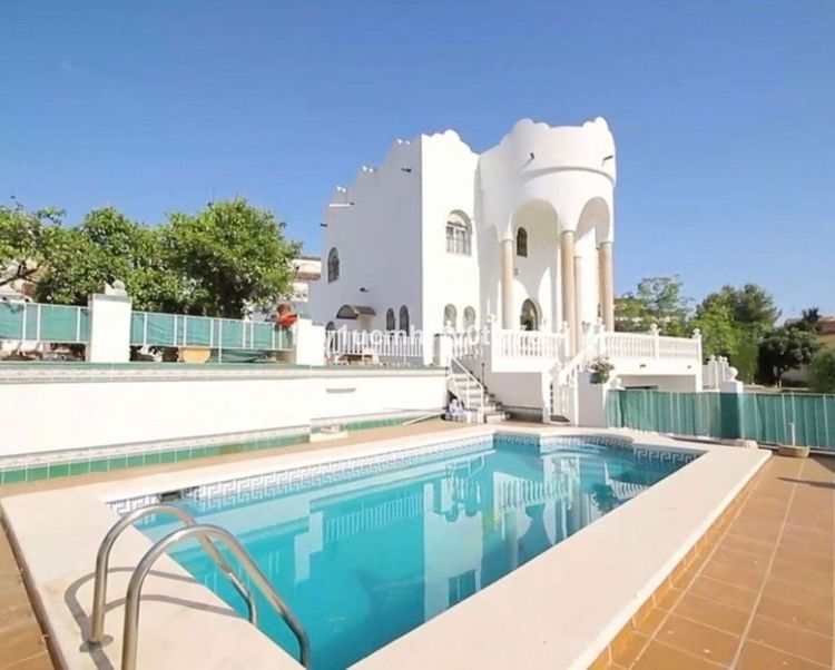 House | Resale in Puerto de la Torre in Puerto de la Torre, Costa del Sol - Photo 4
