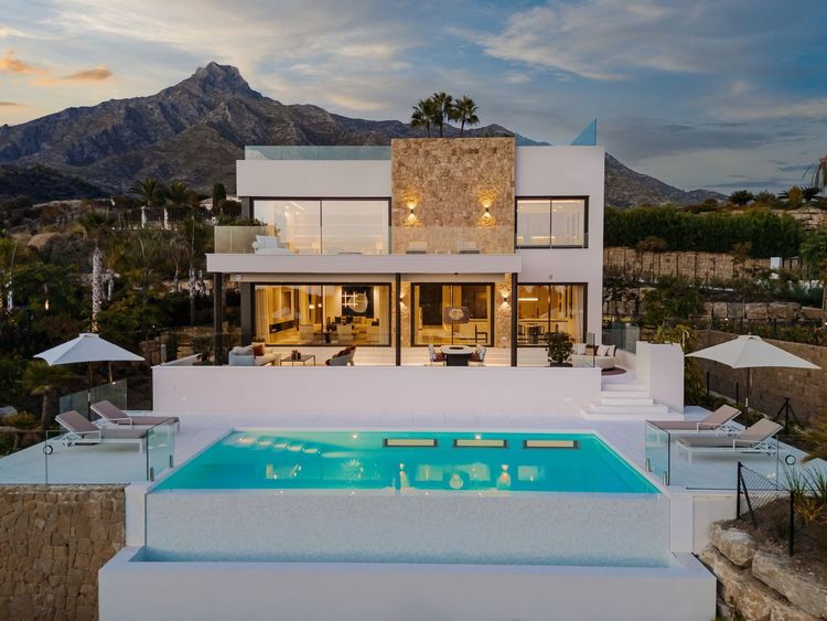 House | Resale in The Golden Mile - Development photo 1