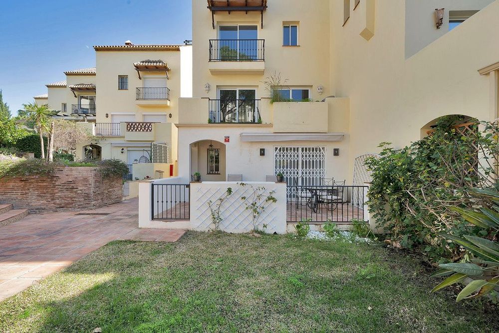 Apartment | Resale in Nueva Andalucía in Nueva Andalucía Others, Costa del Sol - Main property photo