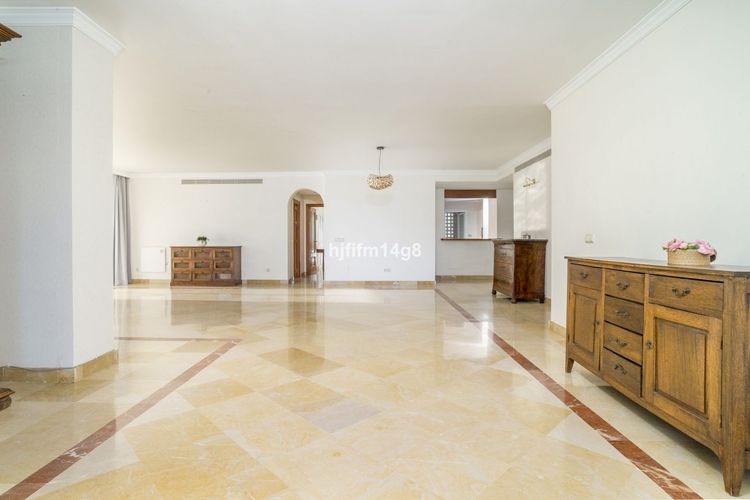 Apartment | Resale in Benahavís in Benahavís, Costa del Sol - Photo 4