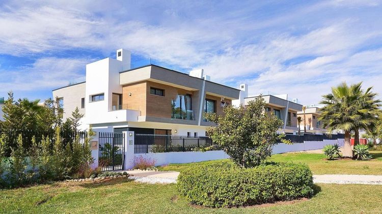 House | Resale in Puerto Banús in Puerto Banús, Costa del Sol - Photo 2