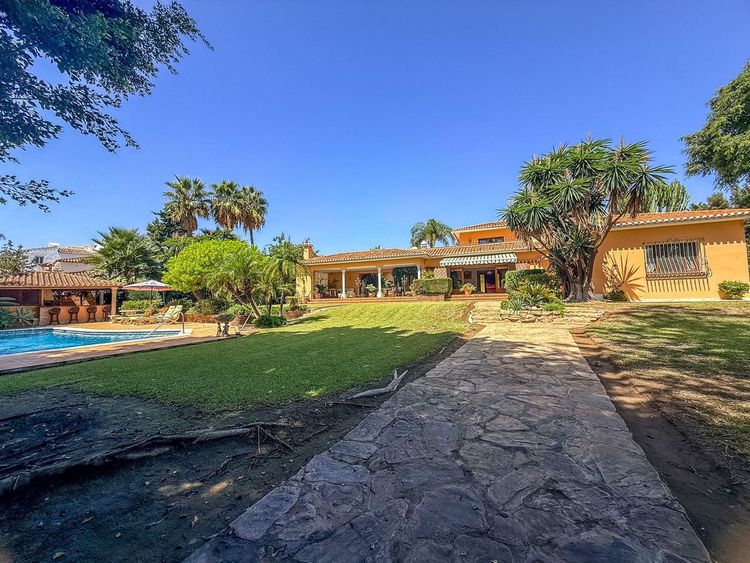 House | Resale in El Paraiso in El Paraiso, Costa del Sol - Photo 2