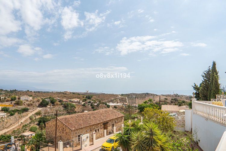 House | Resale in Benajarafe in Benajarafe, Costa del Sol - Photo 5