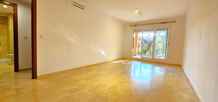 Apartment | Resale in Elviria in Elviria, Costa del Sol - Photo 4