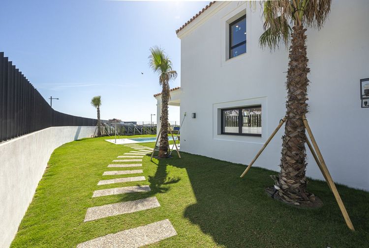 House | Resale in Estepona in Estepona, Costa del Sol - Photo 4