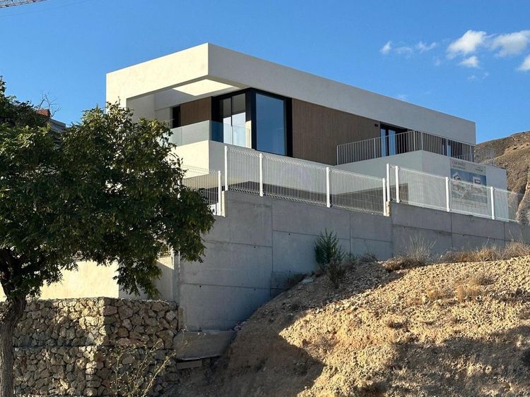 House | Resale in Alicante in Alicante, Costa Blanca - Photo 2