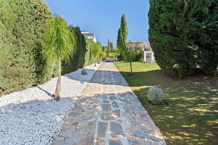 House | Resale in Benahavís in Benahavís Others, Costa del Sol - Photo 3