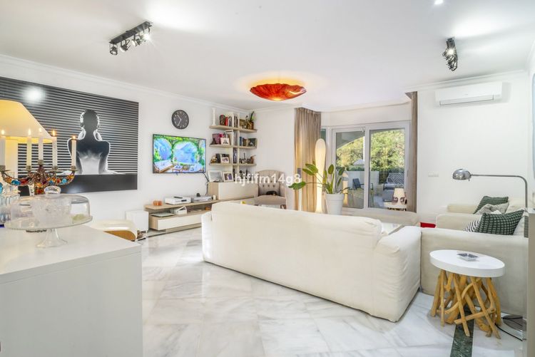 Apartment | Resale in Marbella in Marbella, Costa del Sol - Photo 2