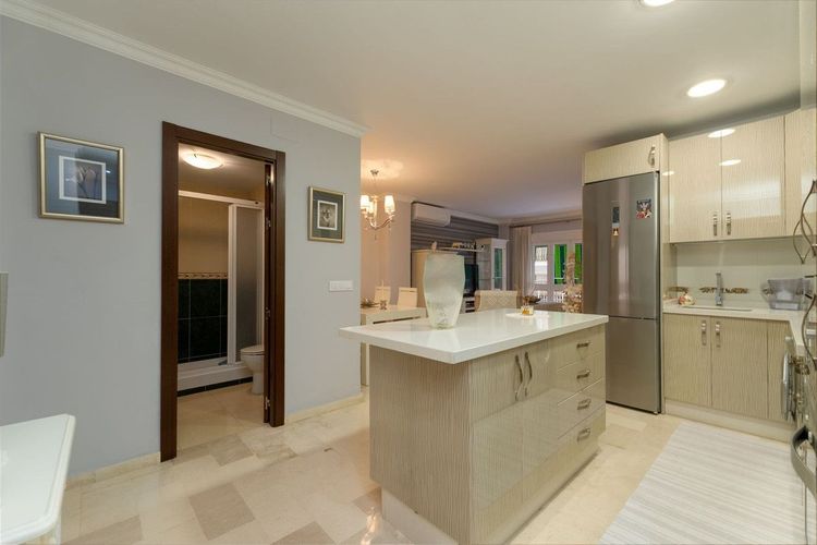 Apartment | Resale in Fuengirola in Fuengirola Others, Costa del Sol - Photo 4
