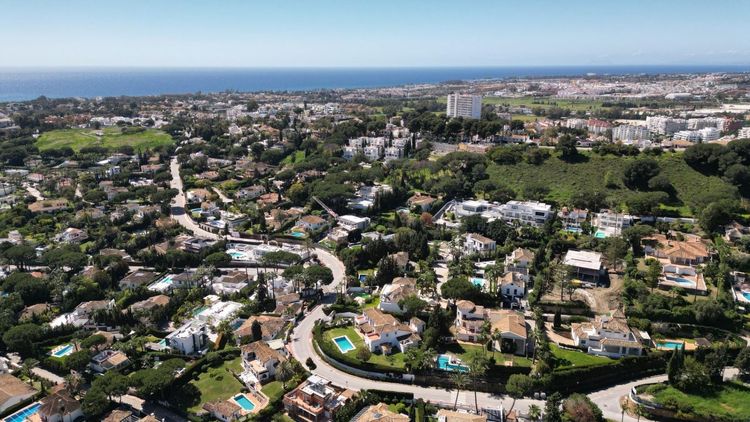 House | Resale in Las Brisas in Las Brisas, Costa del Sol - Photo 5