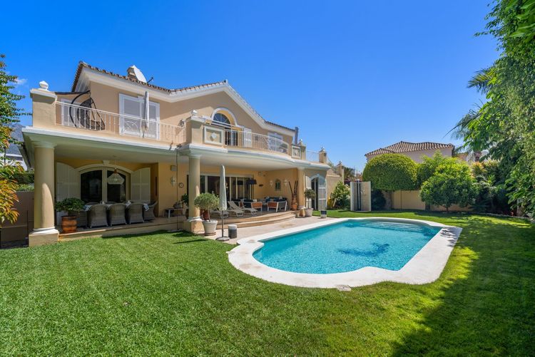 House | Resale in The Golden Mile in The Golden Mile, Costa del Sol - Photo 2