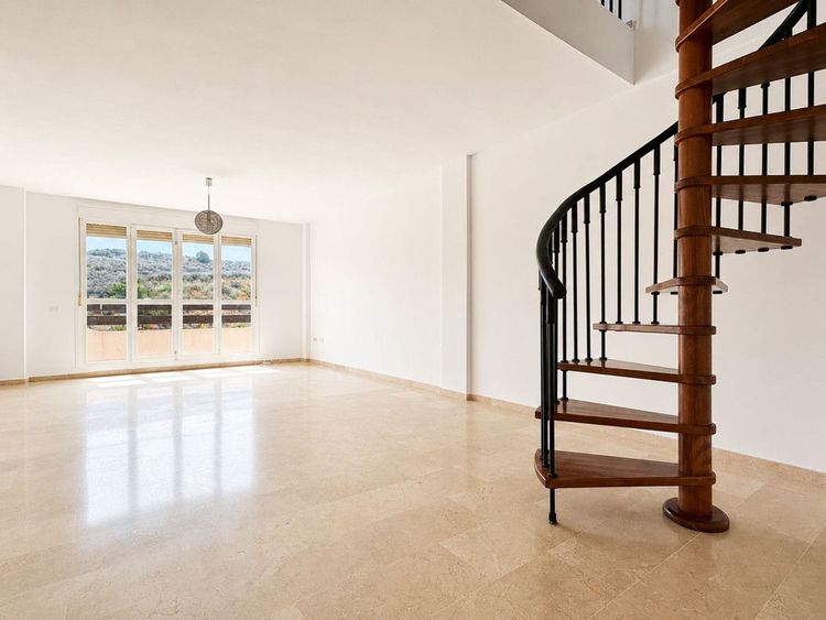 Penthouse | Resale in La Duquesa in La Duquesa, Costa del Sol - Photo 5
