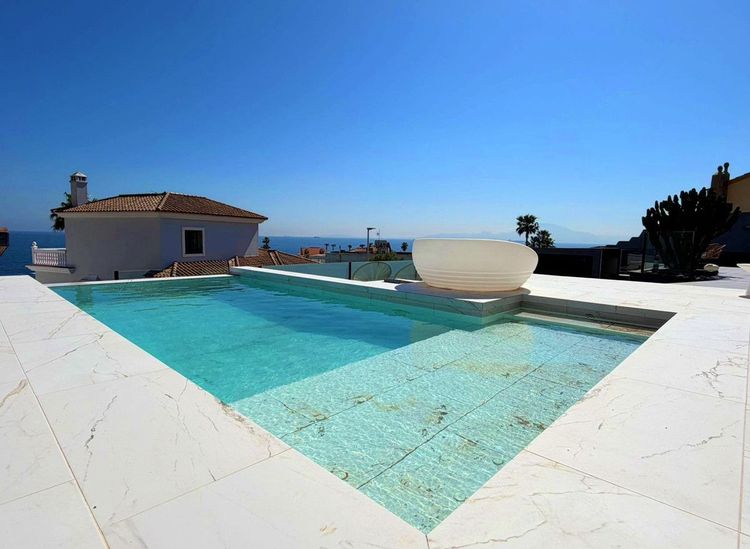 House | Resale in Algeciras in Algeciras, Costa del Sol - Photo 2