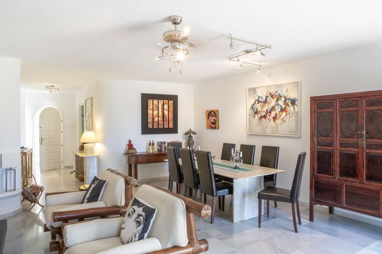 House | Resale in Altos de los Monteros in Altos de los Monteros, Costa del Sol - Photo 3