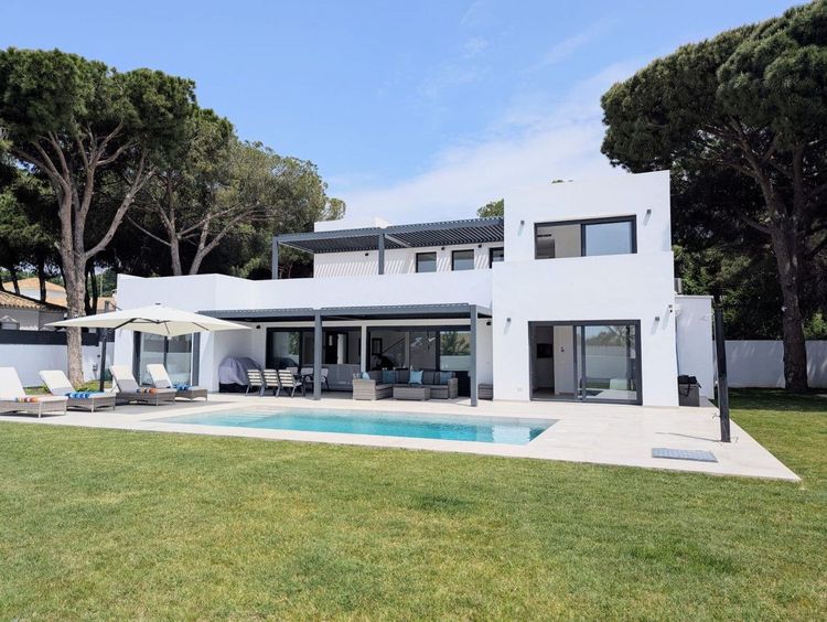 House | Resale in Artola in Artola, Costa del Sol - Photo 2