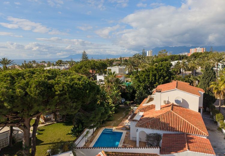 House | Resale in Marbesa in Marbesa, Costa del Sol - Photo 2