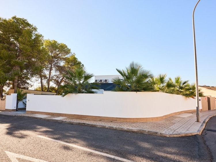 House | Resale in Rojales in Rojales, Rosales / Quesada, Costa Blanca - Photo 4